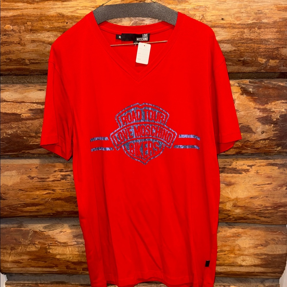 💙Men’s Love Moschino Red V-Neck Graphic Tee with Blue Print